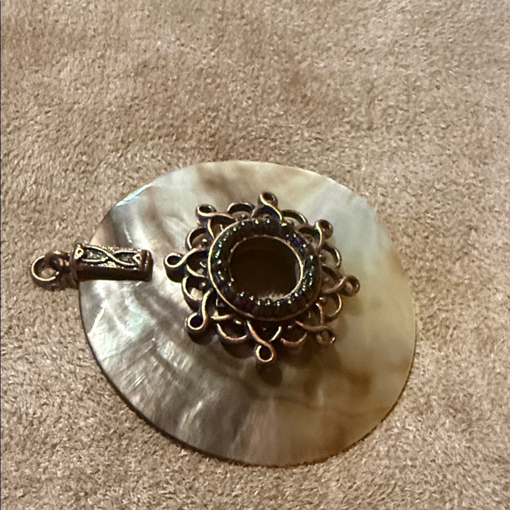 Elegant Mother of Pearl Pendant - Picture 5 of 9